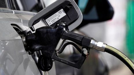 US gasoline slumps to near 3-year low on end of driving season, oil slump