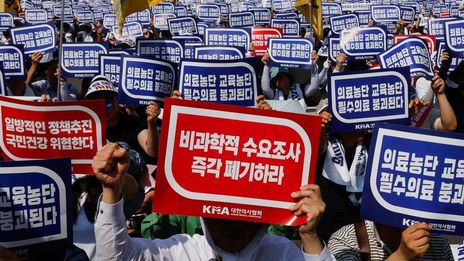 S.Korea ready to revise contentious medical school admissions plan, officials say